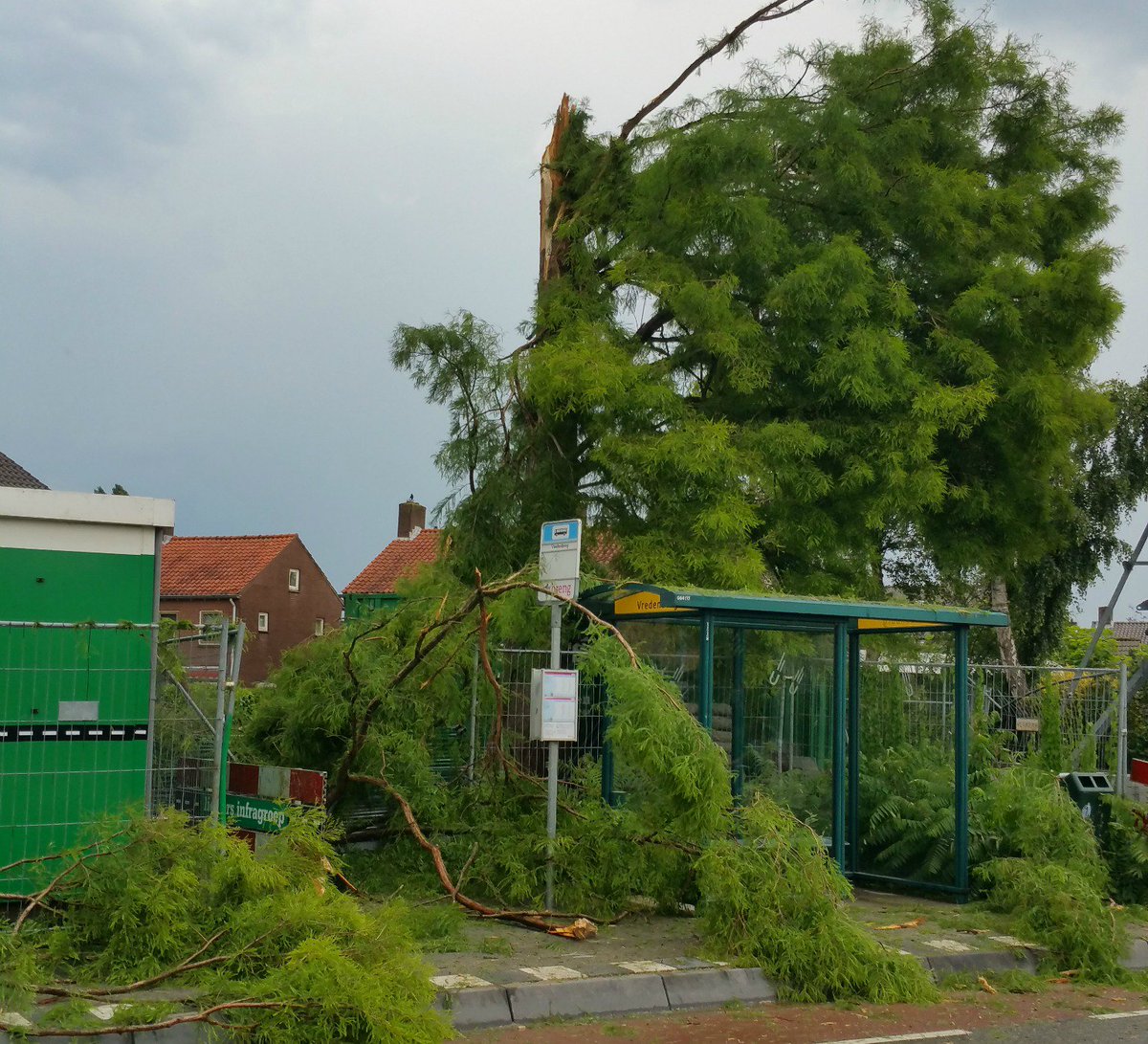 OmroepGLD's tweet image. Noodweer trekt spoor van vernielingen door provincie gld.nl/qA62
