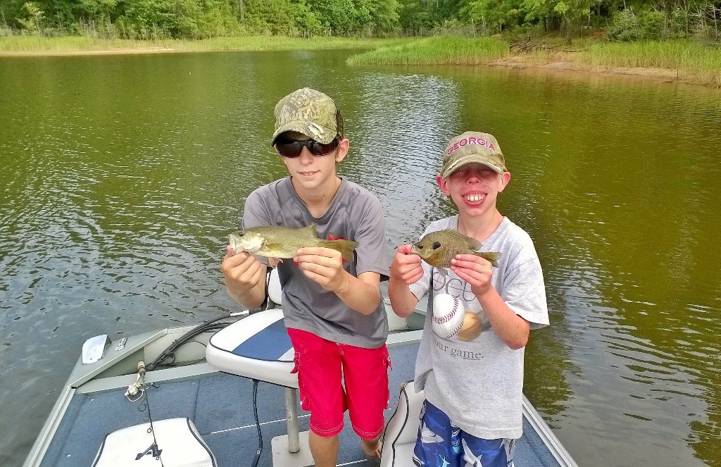 KidsThatFish's tweet photo. Its midsummer and mayfly's are abundant. Find these bugs and find the fish! Fun easy fishin for kids! #mayflys https://t.co/XzmBQumfkS