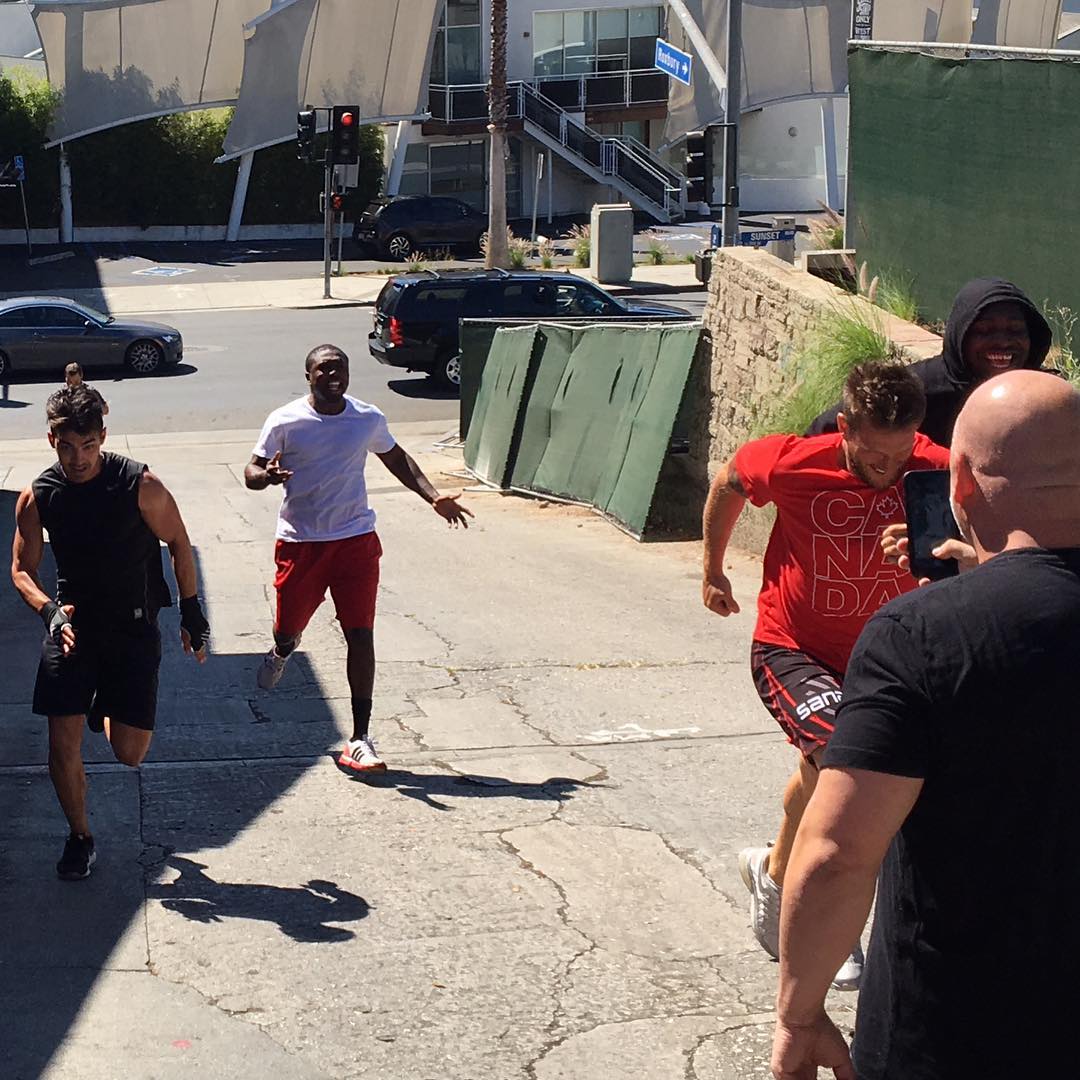 jbrosnews's tweet photo. pavantakespictures: [...] #joejonas #richclune #andreberto and #camthomas doing hills in West Hollywood #unbreakable https://t.co/W2l6FsR36w