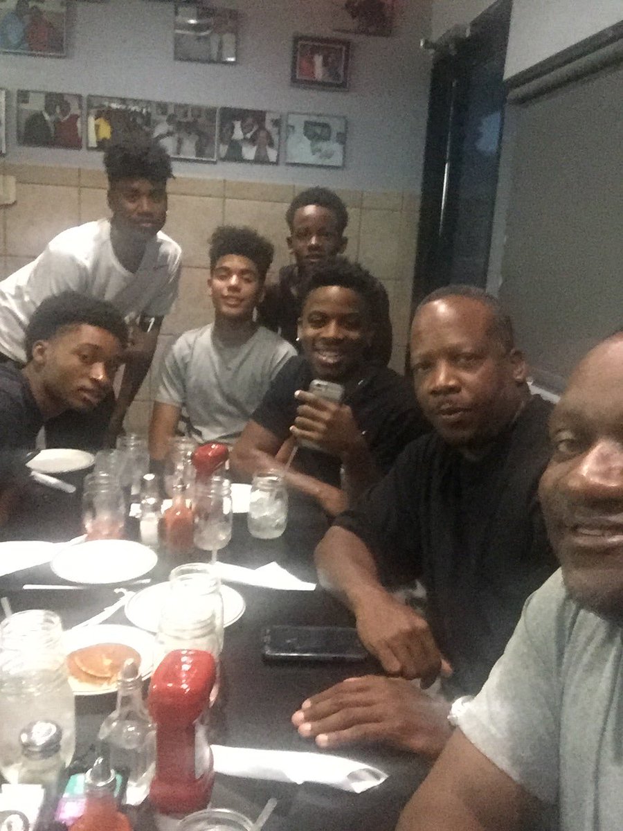 17u grubbing at M&amp;M Soul Food. <a href="/tyjonjordan/">Wavegod</a>