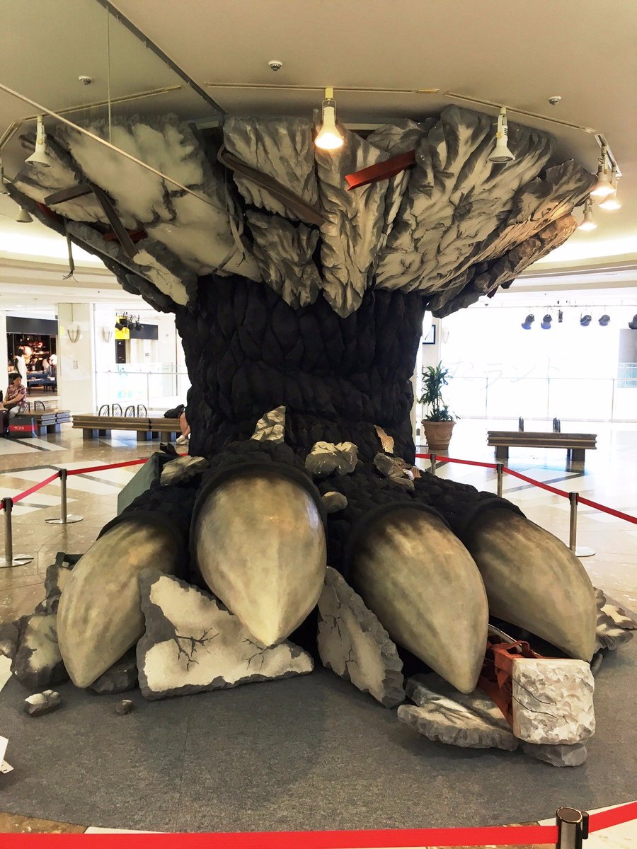 池袋「サンシャインシティ」に「ゴジラ」の足が登場中！ 大好評につき