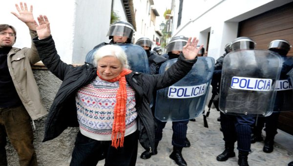 teleSURtv's tweet photo. #España | Cada día 101 familias en España pierden su casa por desahucio | https://t.co/1GIj4aKoTl https://t.co/9szLbowgl9