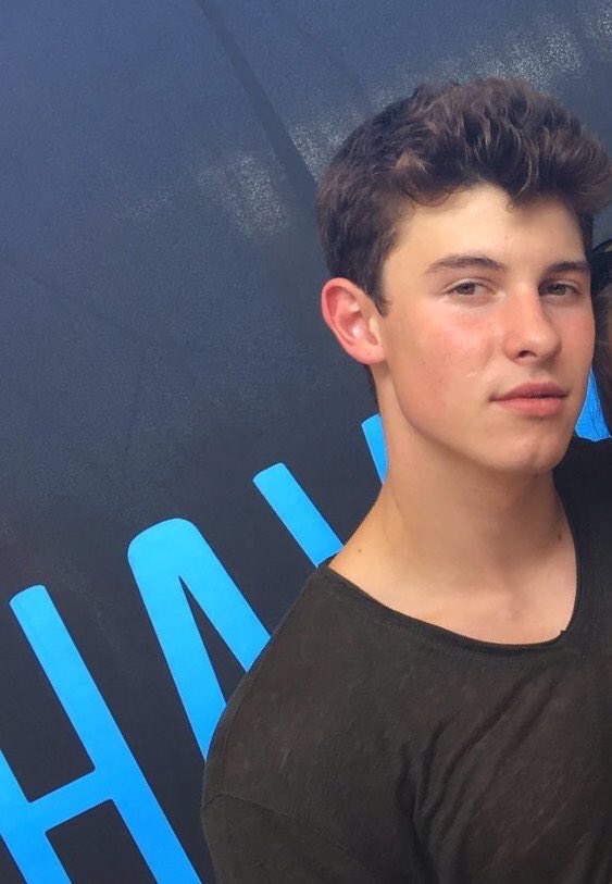 cyrusxshawn's tweet photo. shawn con las mejillas rojitas es igual a los más tierno del mundo,ay es un bebito, #MTVHottest shawn mendes https://t.co/V2dpyYQEa4