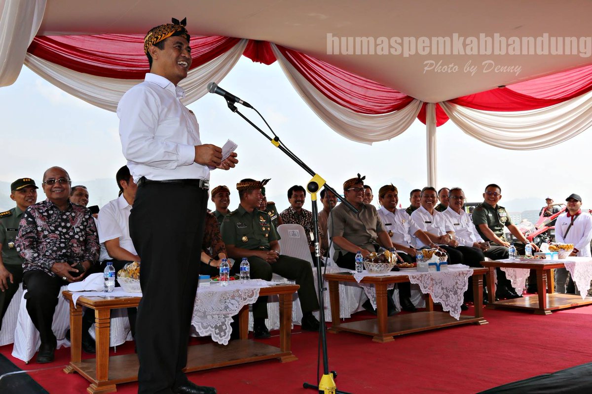 Mentan RI <a href="/Amran_Sulaiman1/">Andi Amran Sulaiman</a> meninjau lokasi percepatan luas tambah tanam padi di Kutawaringin Kab.Bandung