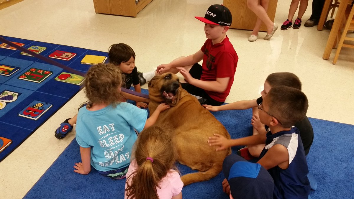 Pattikring44's tweet photo. Deputy Laura and Bella from the DuPage Cty Sheriff's Depart. visit the BF Summer Library. #WeAre44 #BFLRC https://t.co/x28Ujs7G5O