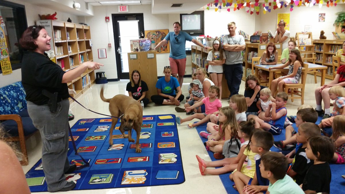 Pattikring44's tweet photo. Deputy Laura and Bella from the DuPage Cty Sheriff's Depart. visit the BF Summer Library. #WeAre44 #BFLRC https://t.co/x28Ujs7G5O