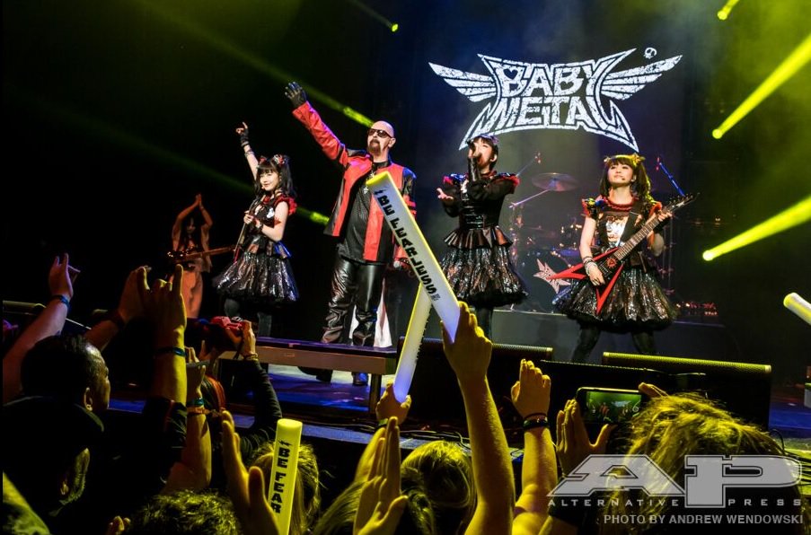ameibu's tweet photo. 赤黒ライダースで合わせてくれたロブさん　GALLERY: The best of Babymetal at the 2016 APMAs - Alternative Press https://t.co/lNa7ImvyWz https://t.co/n48EToUfAw