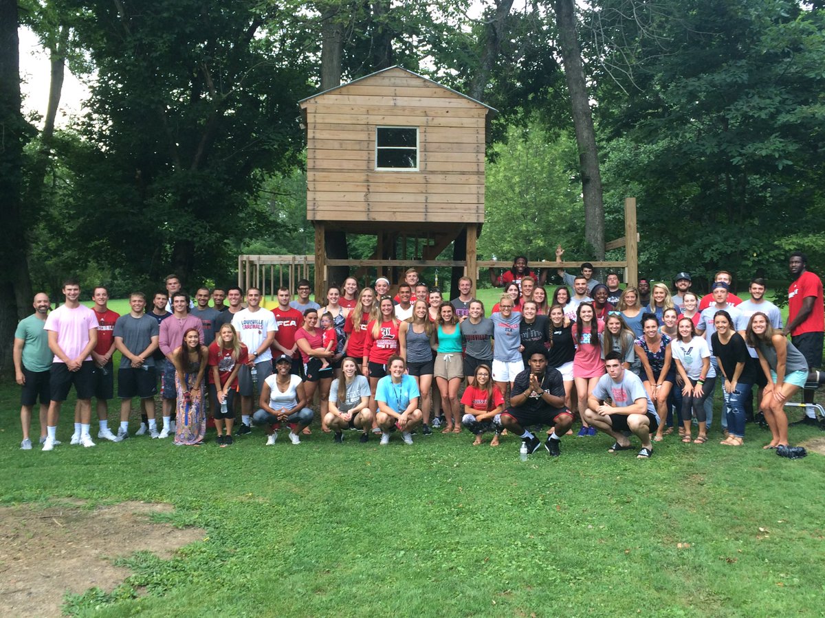 UofLfca's tweet photo. Packed house tonight for s'mores and fellowship #uoflfca #summerstudy #fca https://t.co/3WJwRfXaTZ