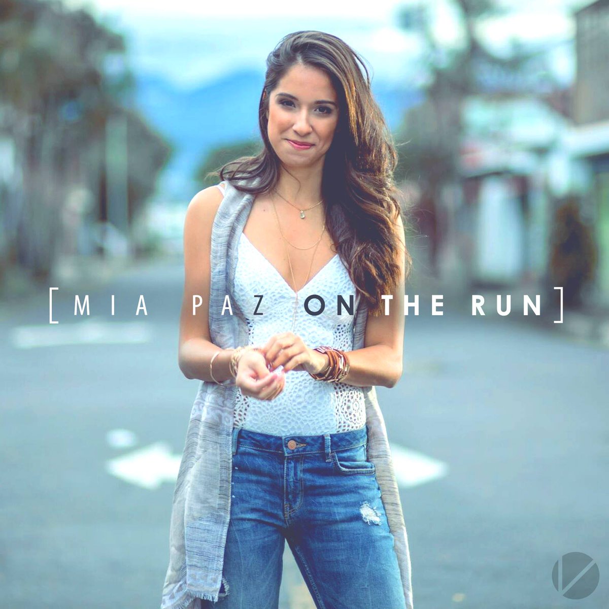 Mia Paz debuta con su sencillo titulado "On The Run". 
YT: goo.gl/UndqFu
Spotify: goo.gl/3IdJRv