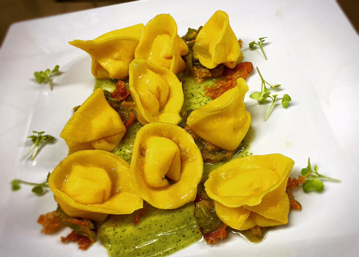 ICampaccio's tweet photo. @ICampaccio i nuovi tortellik con pecorino, crema di xucchine e fiori di zucca #siena #food #seasonal #loveourjob https://t.co/iRLkznneut