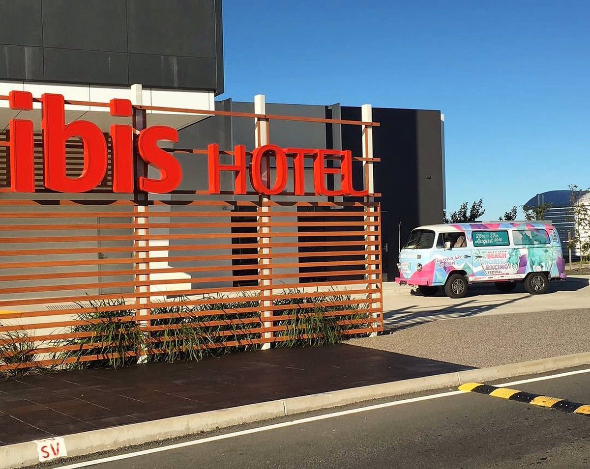 MackayAirport's tweet photo. .@beachracing1 kombi is on the prowl. Last spotted at @ibismackay 🐎 #meetmackayregion #thisisqueensland #notlongtogo https://t.co/UPEdjv0Whr