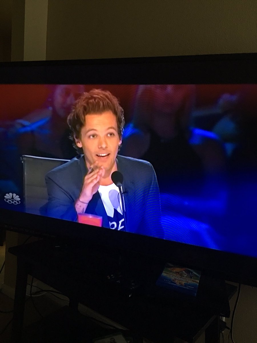 TxOneDirection's tweet image. LOOK AT LOUIS JUDGING YESS #LouisOnAGT