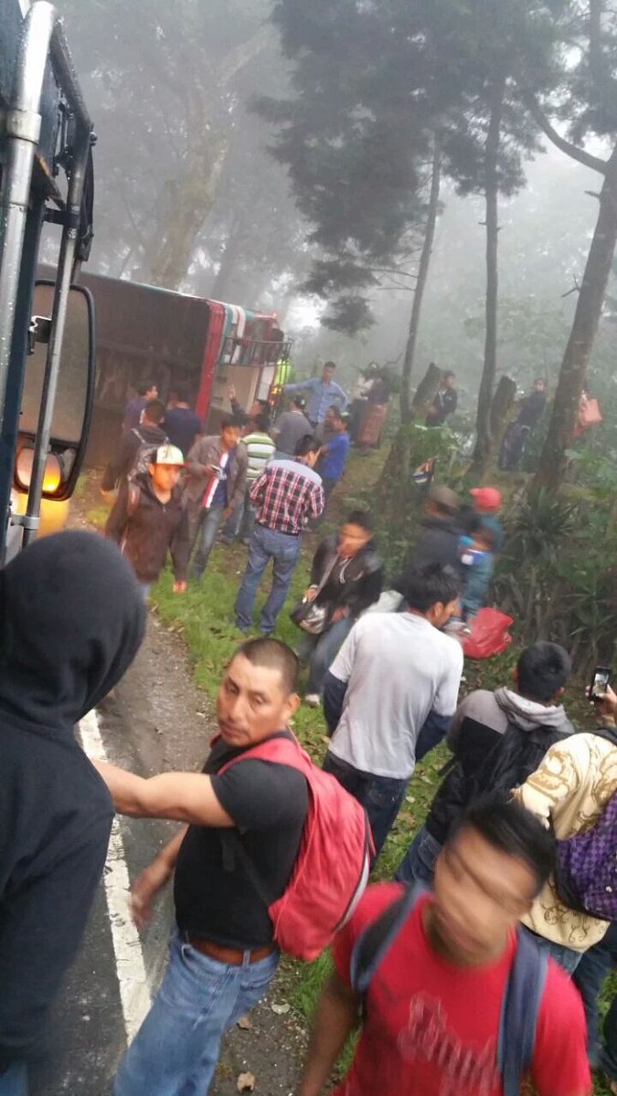 Arnulfo_Chiv's tweet photo. #Quetzaltenango: Bus se accidenta en Km 240 Ruta a Colomba, #CruzRojaGT #CVB y #CBMDEP en el lugar https://t.co/6LCUTRWpXX