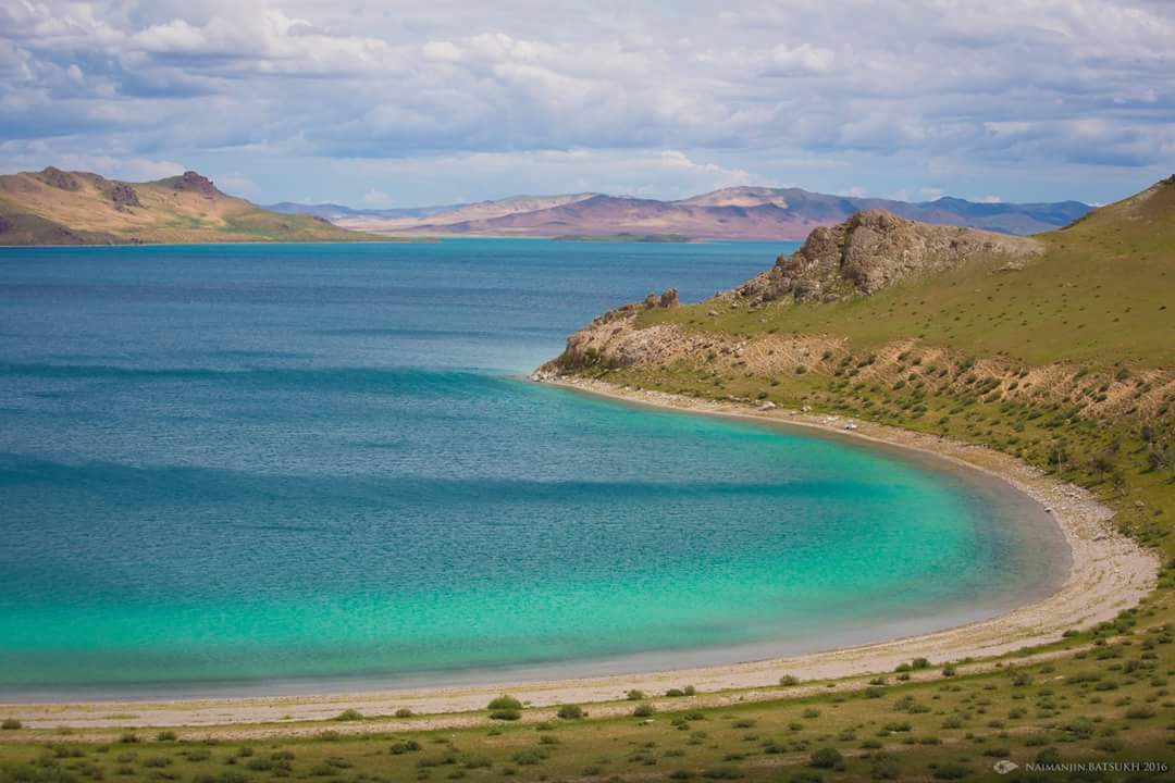 Газрын диваажин Монголд байхад
Гадаад далай хэсэх хэрэггүй...

Улаагчийн Хар нуур