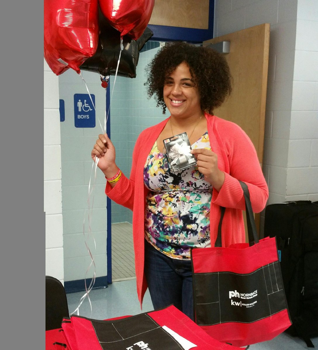 MzVegaEugene's tweet photo. Hornback Realty showered Ts with a variety of prizes! #HCPSNTO2016 #SupportiveSponsors #Day2winners 🤗🎁🤗🎁🤗🎁🤗🎁🤗🎁🤗🎁🤗 https://t.co/7v5x4llLQt