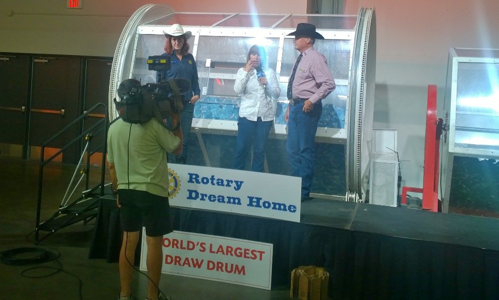 CalgaryKinsmen's tweet photo. #WINNER #rotarydreamhome Kelvin Daly of Calgary @RotaryCalgary @CSLotteries @HomesByAviYYC https://t.co/LpKSfLu3u6