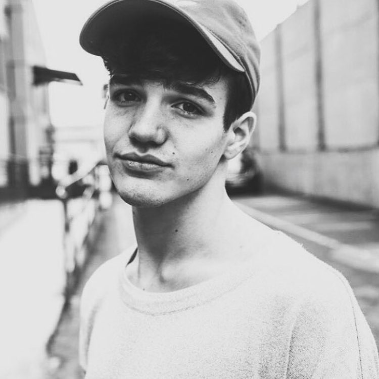 MAGCONUpdates's tweet photo. Aaron Carpenter via Instagram:
"Add me on Snapchat- 
aaroncarpenter" https://t.co/wLbj2QnkwK