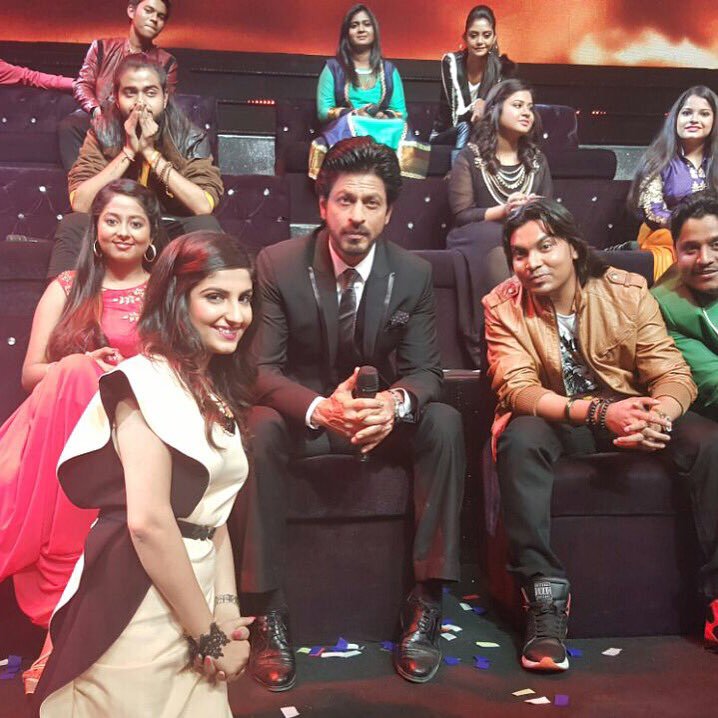 RupaliUniverse's tweet photo. #FlashBack :- @iamsrk Comes To #SaReGaMaPa In Fan Movie Promotion ♥ #FanMoment 

@RupaliJagga @ZeeTV @MikaSingh https://t.co/vFMyzqRds2