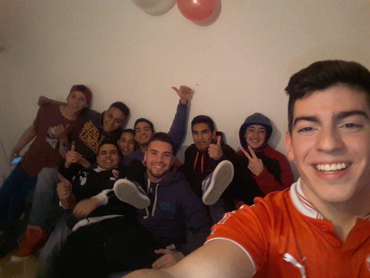 JhoonnyDangelo's tweet photo. Festejando el dรญa del amigo con el #COMBOOOO #1 a plenoo https://t.co/WlDVVompMB