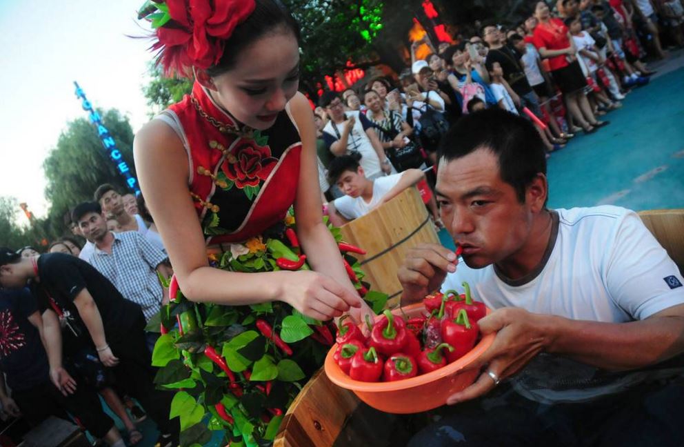 чемпионат по поеданию перца. соревнование по поеданию острых перцев москва. чемпионат по поеданию перцев. турнир по поеданию перца в сша. чемпионат по поеданию перцев.