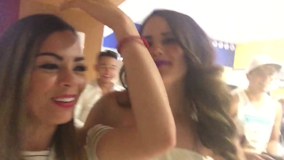 rosario698's tweet photo. "Nombre valiendo madre" "vámonos a la fregada" JAJAJAJAJAJAJA KHAAAA @gabyramiirezz https://t.co/rXIrfqOl2W