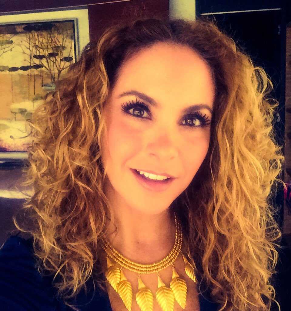 LuceroMexico's tweet photo. Feliz dia do amigo no meu Brasil querido!!! Obrigada com meus fãs pela amizade e carinho!! #gratidão 😘 https://t.co/6gxhy7d7VR