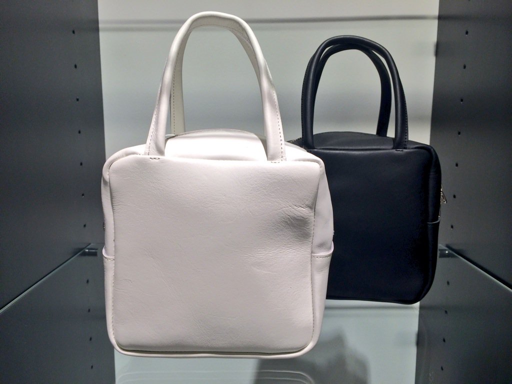 BY_NISHINOMIYA's tweet photo. 【WOMEN'S】<MORMYRUS>の新作のカバンが入荷しました!素材と国内製法にこだわったバッグブランドです。シンプルでコロンとしたフォルムが可愛いアイテムです♪¥13,000(+tax) #BWITEMSW #MORMYRUS https://t.co/qd5qUSTtdT