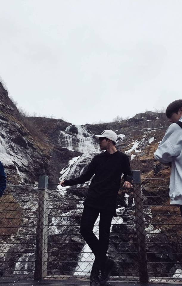 MissArmyPark's tweet photo. Viendo Bon Voyage (si, siempre tarde yo) me di cuenta que esta foto a Jimin se la saco Taehyung. https://t.co/YK2NjsKCUs