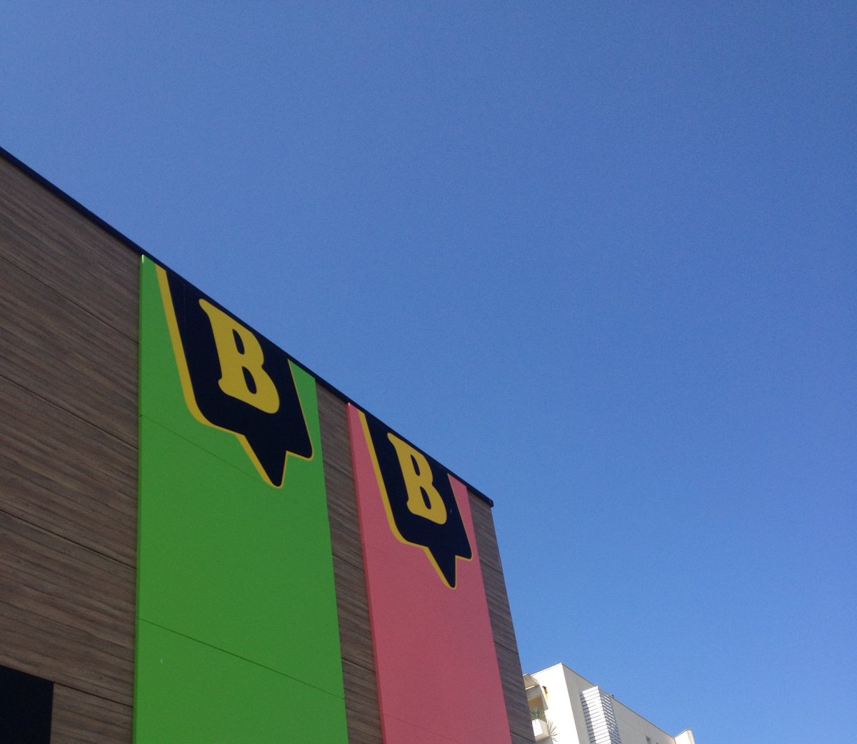 Cet été, au Belly Button Building, ça travaille dur. #bellybuttonsocialclub #projets #concerts #morceaux