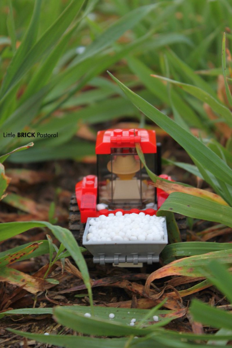 LittleBrickPast's tweet image. Spreading fertiliser... #thelegofarmer #plant16