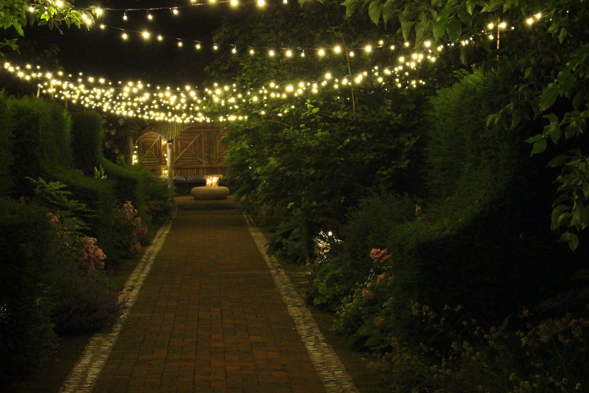 KeyEventNetwork's tweet image. A recent #Gardenparty we transformed... keyeventnetwork.co.uk #party #doingitright #event #lighting