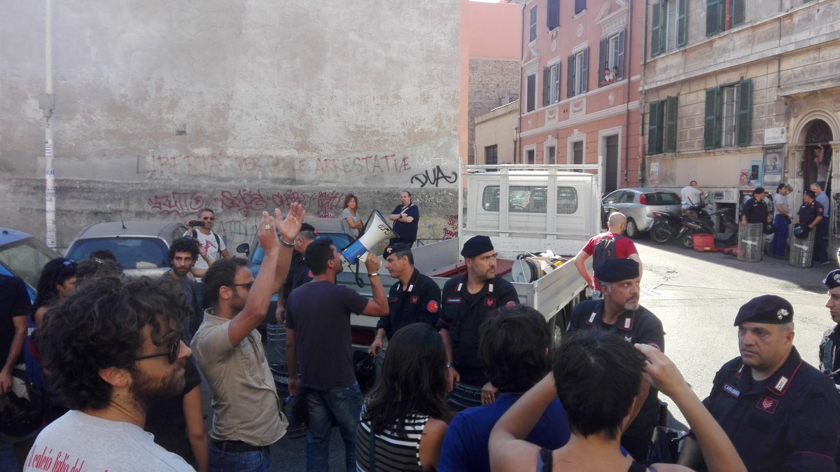 exploitpisa's tweet photo. Sgombero di Point Break, occupazione di studenti e precari da 7 anni al Pigneto. Presidio fuori #romanonsivende https://t.co/Fi9MPCYDEP