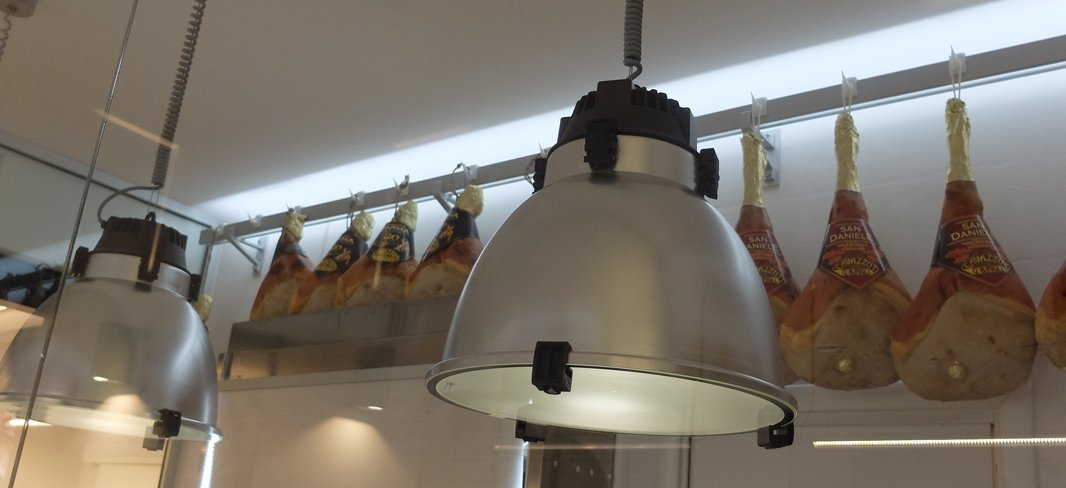 CubeLightingLtd's tweet image. That&apos;s Prosciutto (yes it is!), Milan Italy feat. Castaldi Sosia downlights - avail. in UK from @CubeLightingLtd