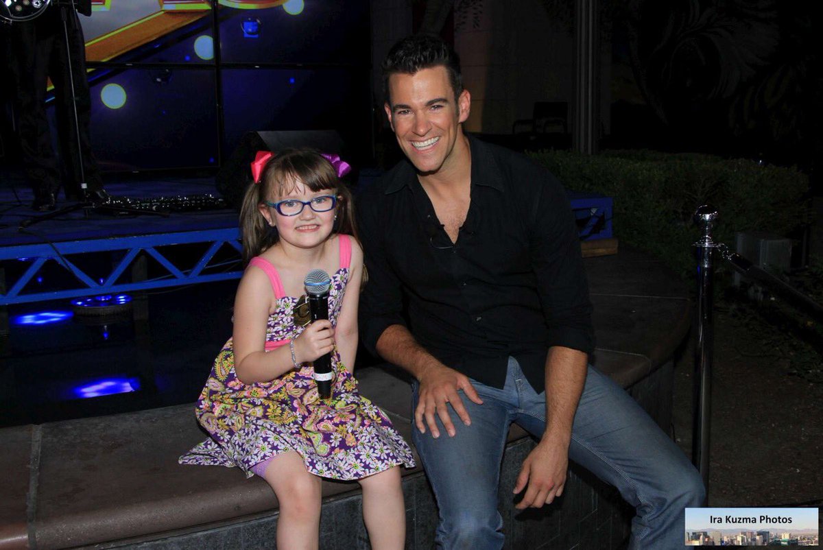 theweekendlv's tweet photo. We love our #fans, this girl's dancing skills were awesome! It's hard not to dance with the #WeekendLV house band!๐๐ผ https://t.co/kJ7x6VT4Oi