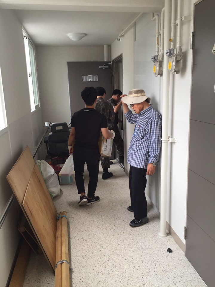 sunten414's tweet photo. #성남시 동원동에서 살고계시던 할아버님이 위례동 임대아파트에 입주하여 
살게되었습니다.
몸이 불편하신 할아버님의 이사를 위해 구미1동 직원들이 힘을 모았습니다.
앞날에 행복한 일만 가득하시길 바랍니다^^ https://t.co/xYXpPYLbpU
