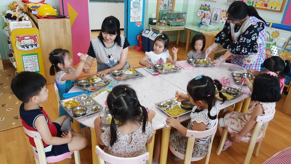 #성남시 국공립 선경어린이집 오늘은  엄마 선생님들이 오셔서 어린이들의 급식지도와 급식환경을 점검해주셨답니다 오물 오물
맛있게 먹는  아이들의 모습에 행복한 마음을 전해주신 엄마선생님 감사합니다