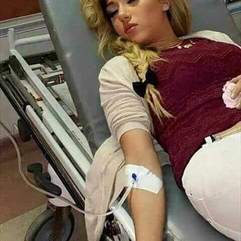 ياليتني دكتور في عالم الطب
وكون للمزيون دكتورها الخاص

وخدرها تخدير في عالم الحب
وذيع حبها على العام والخاص