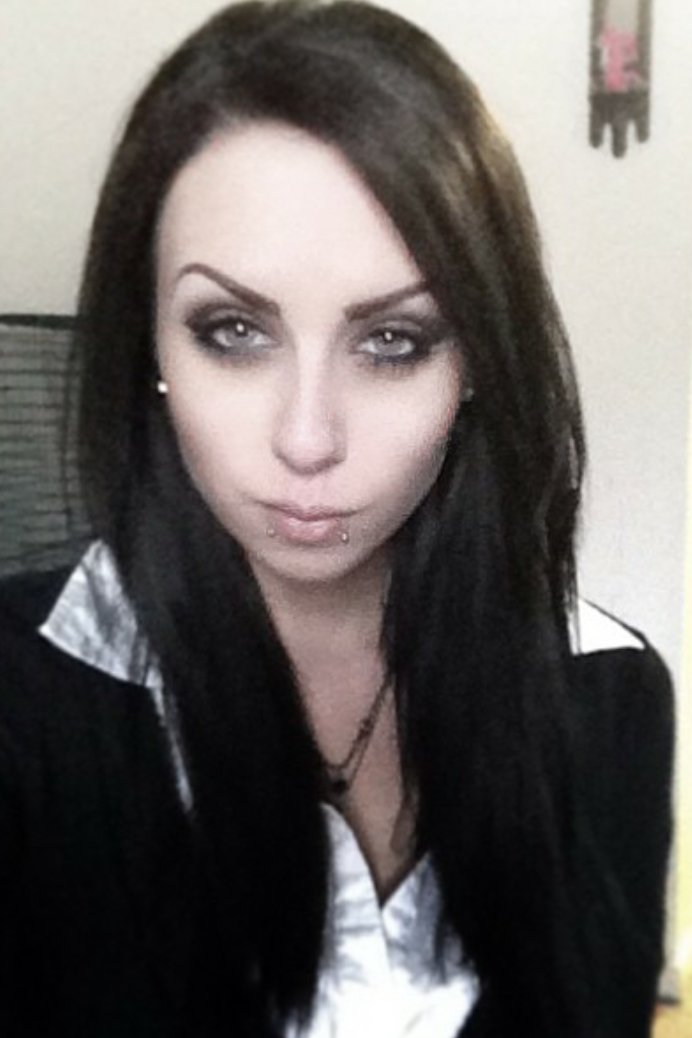 MotionlessWoman's tweet image. I looked intrigued about something about 98% of the time. I blame my eyebrows.