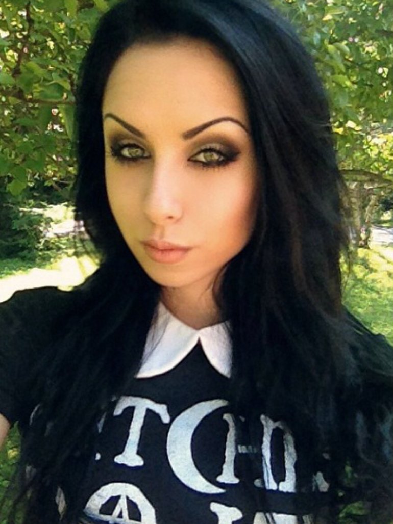 MotionlessWoman's tweet image. I looked intrigued about something about 98% of the time. I blame my eyebrows.