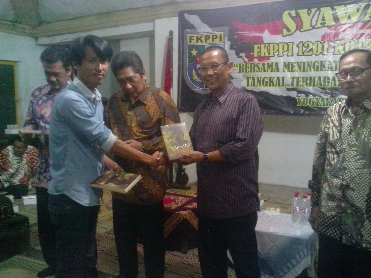 Danramil 12/Gondomanan menerima Buku Mengawal Transisi Sri Sultan HB IX <a href="/Kodim0734/">Kodim 0734/YKA</a> @Penrem072Pmk <a href="/pendamdiponego1/">pendam diponegoro</a>