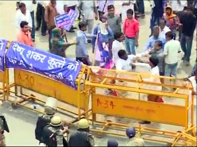 BSP protests in Lucknow against BJP leader Dayashankar Singh's remarks against Mayawati