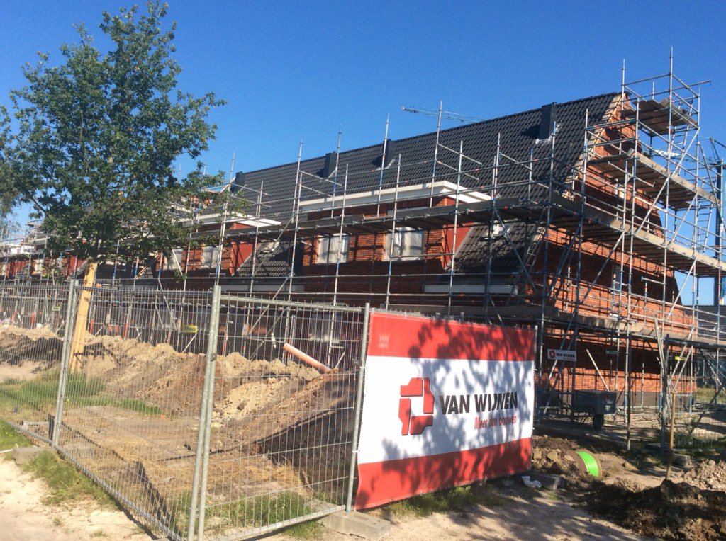 HarmenByl's tweet image. Verscholen achter boom, steigers en grond van aanleggen nuts tracé, woningen @Sintmapark #Tolbert volop in afbouw