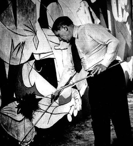 Journal of Art in Society on X: Dora Maar made a photographic record of her lover Picasso's progress in painting Guernica https://t.co/eIEZn2JI8A https://t.co/GLnnTa7PM5 / X