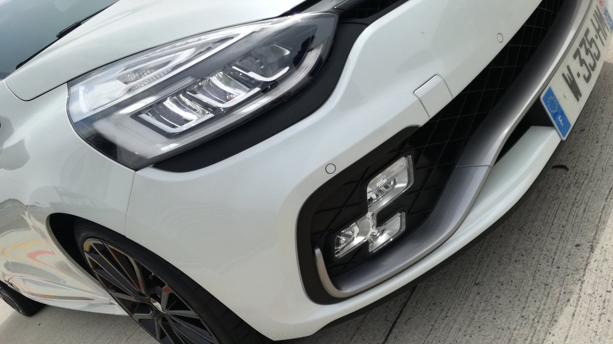 CarlosGAlcaniz's tweet photo. Los #RSVision del Clio RS son 3 módulos de leds que hacen de antinieblas y apoyan a las luces cortas y largas #mola https://t.co/0F0zKzdMun