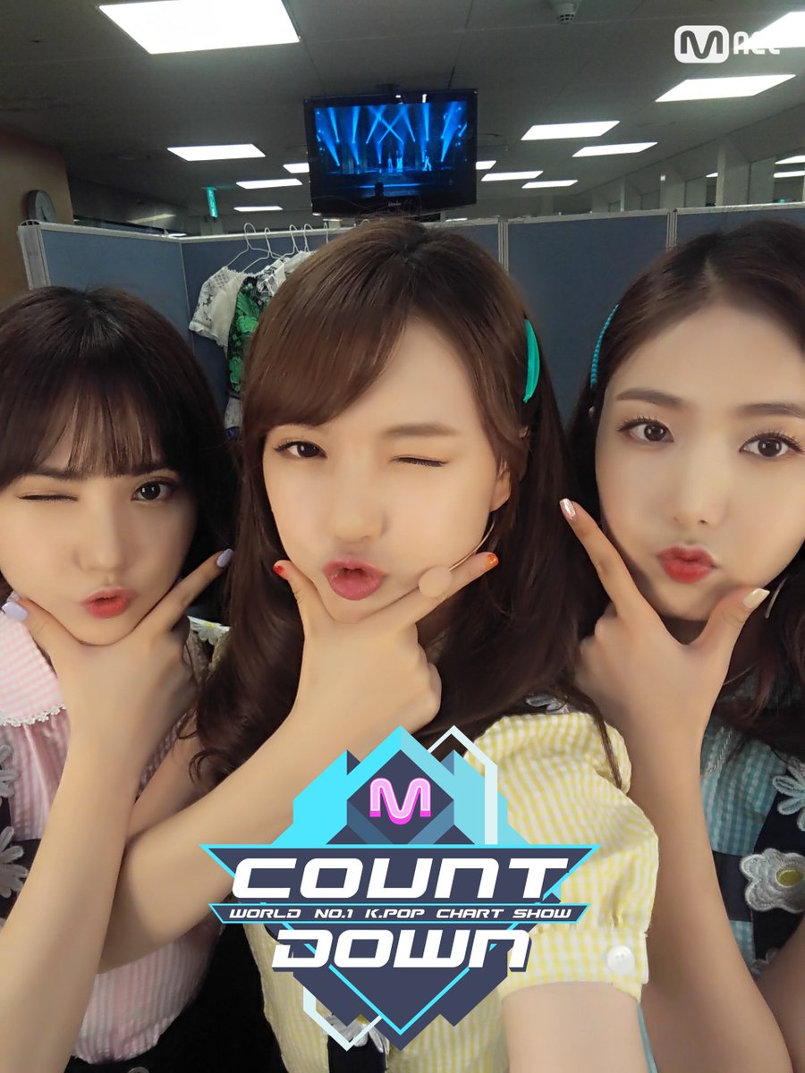 여자친구 그리고 #엠카운트다운 오늘도 잘 부탁해! 귀여운 브이를 보고 싶으시다면 6시 모두 TV앞으로 모엿모엿!