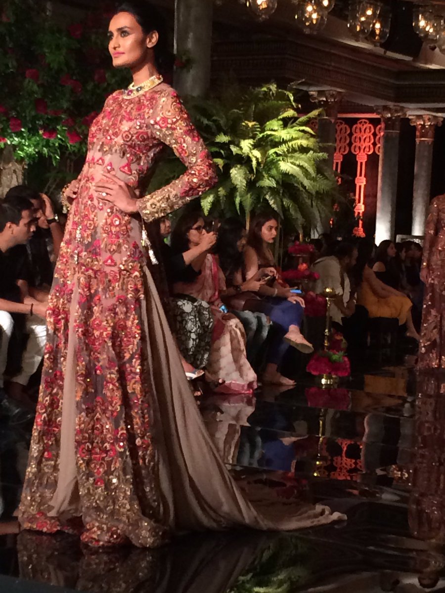 MMalhotraworld's tweet photo. #ThePersianStory by @ManishMalhotra  #couturecollection2016 #openingshow #ICW2016 @HazoorilalGK @TheFDCI https://t.co/h3qey4YASa