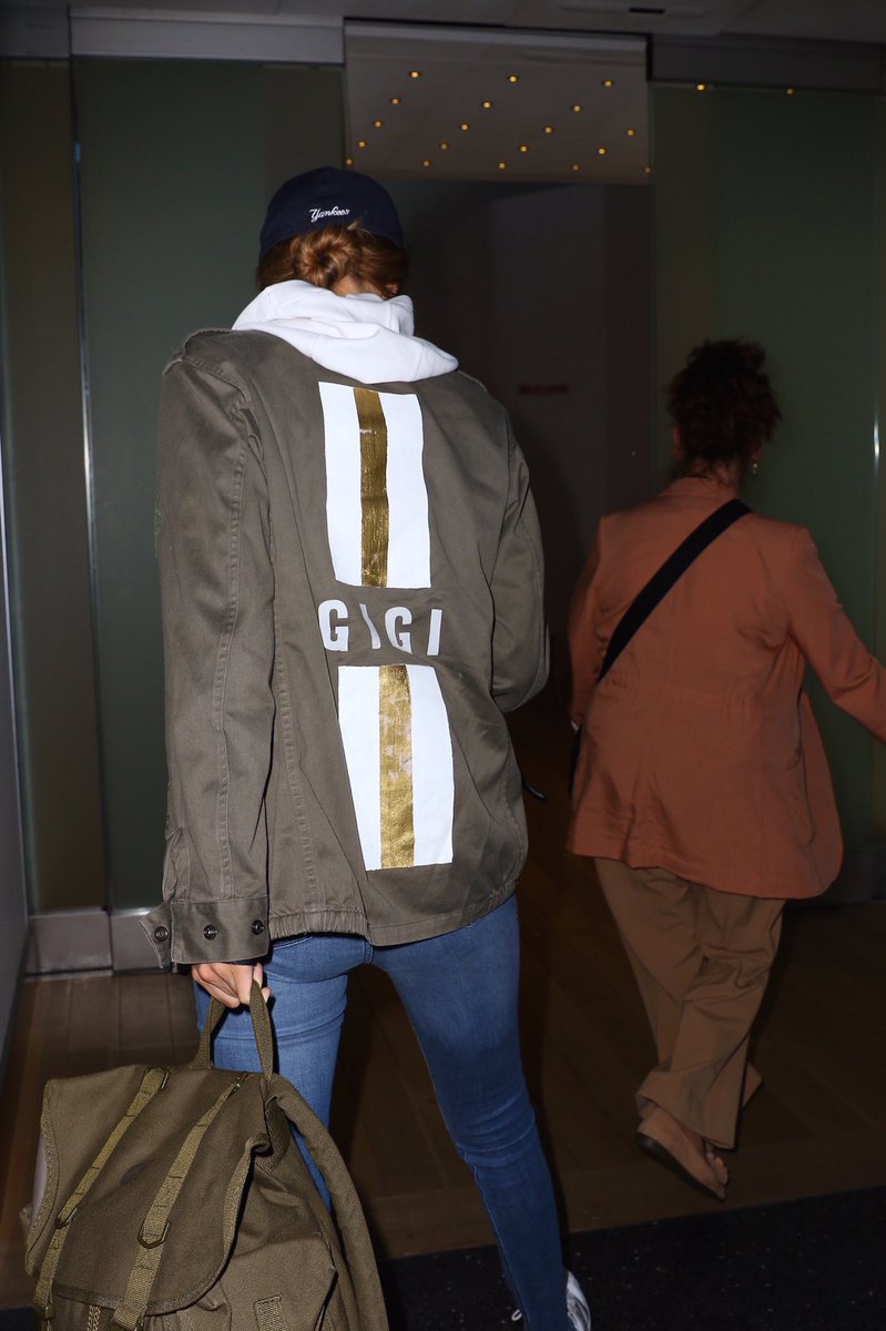 GigiHadidStyles's tweet photo. airport style 💫 https://t.co/pFfozmOUC1