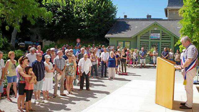Lutins et estivants observent une minute de silence #LucsurMer | via <a href="/ouestfrance/">Ouest-France</a> ouest-france.fr/normandie/luc-…