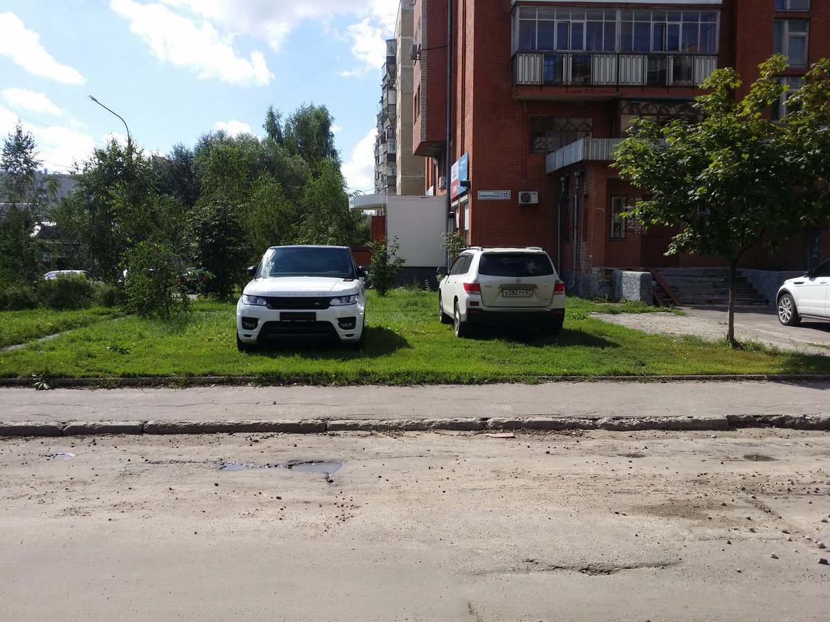 Когда накопил на новый Рендж Ровер и хочется показать, как тебе похуй на всех этих холопов