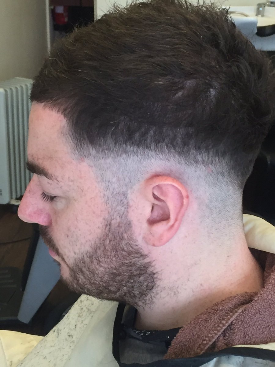 A low 000 blended in with scissors to add shape front taken back to the hair line ✂️👌